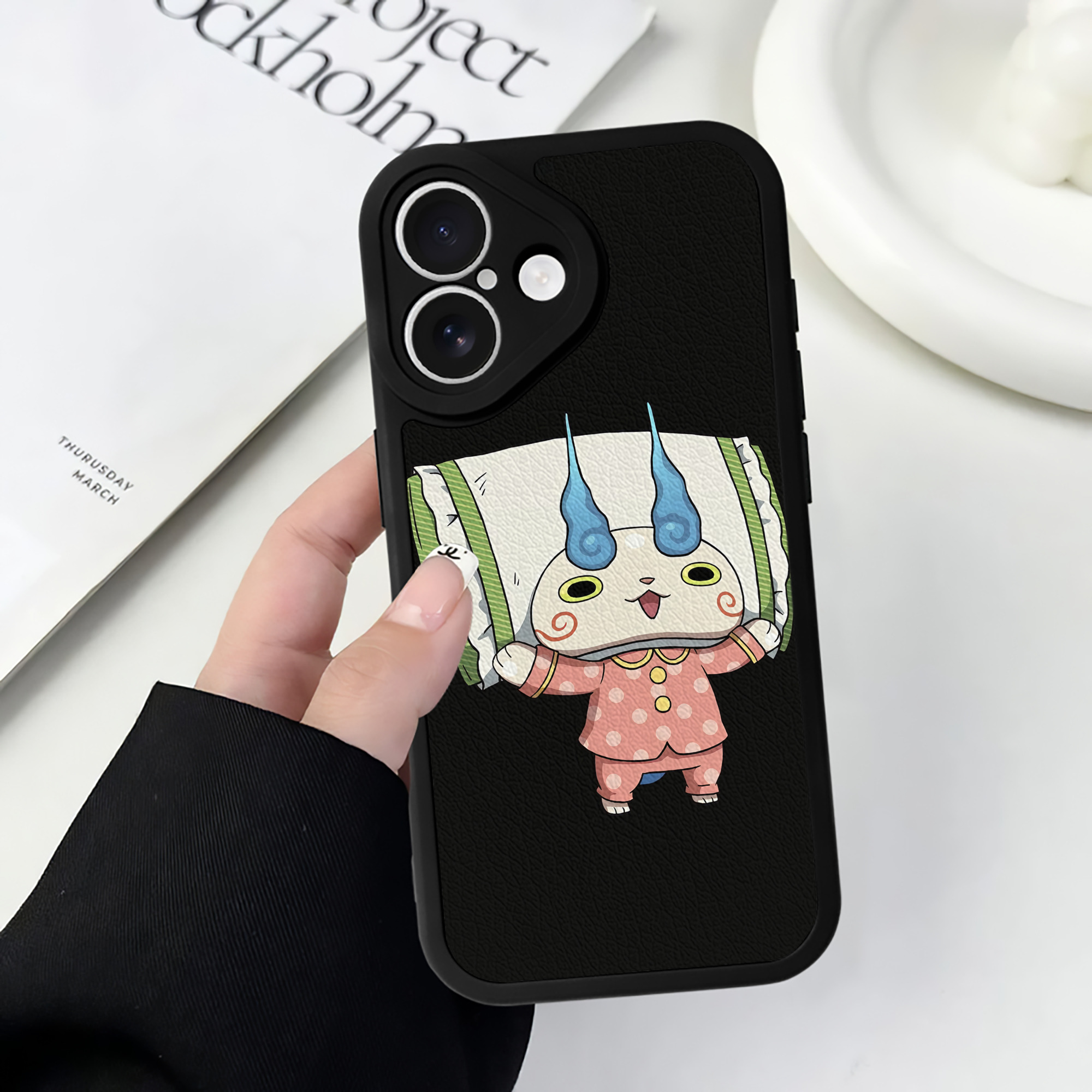 （画像用） 妖怪ウォッチ Yo-kai Watch 【iPhone 16シリーズ対応】シリコンスマホケース（レザー調） 材質：シリコン